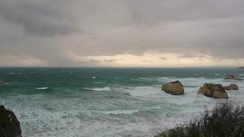 hd stock video de un mar tormentoso, con grandes olas, al atardecer