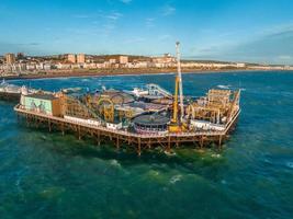 vista aérea del muelle del palacio de brighton, con el paseo marítimo detrás. foto