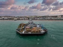 vista aérea del muelle del palacio de brighton, con el paseo marítimo detrás. foto