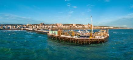 vista aérea del muelle del palacio de brighton, con el paseo marítimo detrás. foto