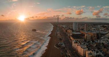 hermosa vista a la playa de Brighton. puesta de sol mágica y clima tormentoso en brighton foto