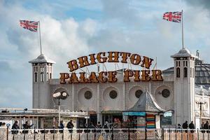 muelle del palacio de brighton, con el paseo marítimo detrás. foto