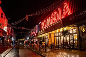 vida nocturna de la ciudad en brighton, reino unido. foto