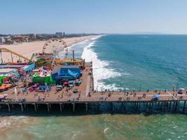 vista aérea panorámica de la playa de santa monica y el muelle foto