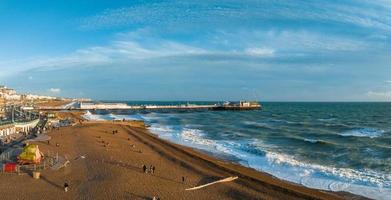 hermosa vista a la playa de Brighton. puesta de sol mágica y clima tormentoso en brighton foto