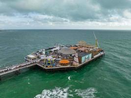 vista aérea del muelle del palacio de brighton, con el paseo marítimo detrás. foto