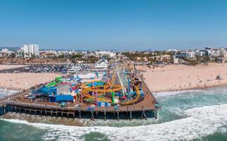 vista aérea panorámica de la playa de santa monica y el muelle foto