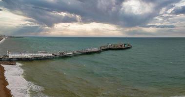 vista aérea del muelle del palacio de brighton, con el paseo marítimo detrás. foto