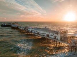 vista aérea del muelle del palacio de brighton, con el paseo marítimo detrás. foto