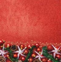 navidad y año nuevo tipográfico sobre fondo rojo con textura de brillo rojo foto