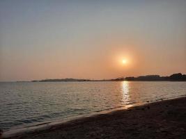 una hermosa tarde y una colorida puesta de sol en la playa de jeddah. foto