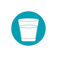 bebe un vaso de agua o jugo con un icono de estilo bloque azul paja vector