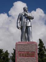 cholpon ata, kirguistán, 2019 - estatua de lenin en la ciudad de cholpon ata, kirguistán, frente a las nubes y un cielo azul foto