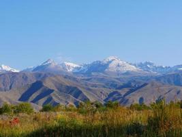 paisaje cerca de cholpon ata, kirguistán, con montañas al fondo foto