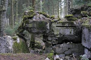 restos de un búnker en el bosque de hurtgen en alemania foto