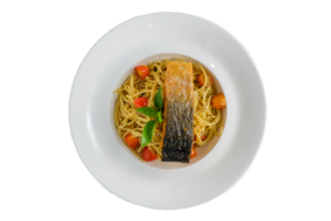 Knoblauchspaghetti mit gegrilltem Lachs auf weißem Teller. png