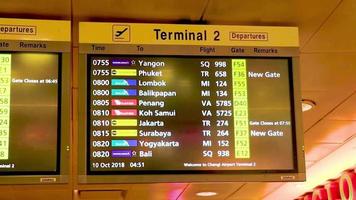 região leste singapore 2018 calendário amarelo do aeroporto para partidas chegadas em singapura. video