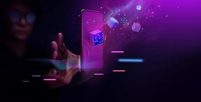 conceptos de tecnología metaverse y blockchain. persona con experiencias del mundo virtual del metaverso a través de un teléfono inteligente. tono futurista. foto conceptual