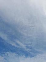 cielo azul con fondo de nubes hinchadas foto