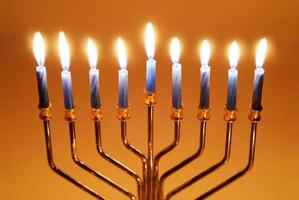 velas de hanukkah brillantemente encendidas foto