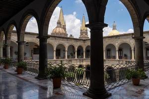 vista de las torres de la catedral única catedral central de guadalajara, en jalisco, méxico foto