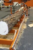 automated log splitting machine, longitudinal wood cutting machine, latin america photo