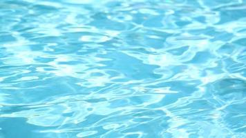 ola de agua en el fondo de la piscina en el día de verano, para el patrón y el concepto de fondo video