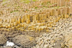 columnas de basalto y lava almohadillada en la calzada del gigante foto