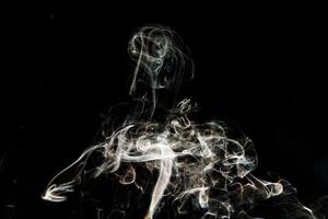 textura efecto humo. fondo aislado. telón de fondo negro y oscuro. fuego ahumado y efecto místico. foto