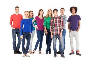 gente casual longitud total de jóvenes alegres sonriendo a la cámara mientras están de pie aislados en blanco foto