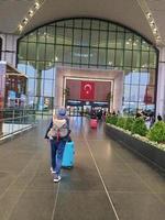 estambul, turquía en julio de 2022. la puerta principal del aeropuerto de estambul es muy magnífica y hermosa, decorada con la bandera turca que se encuentra. foto