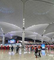 estambul, turquía en julio de 2022. la atmósfera frente al aeropuerto de estambul después de entrar por la puerta principal. foto