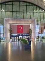 estambul, turquía en julio de 2022. la puerta principal del aeropuerto de estambul es muy magnífica y hermosa, decorada con la bandera turca que se encuentra. foto