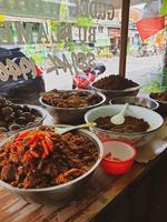 gudeg bu slamet, que se encuentra en jalan wijilan, jogjakarta, es adecuado para las personas a las que les gusta el gudeg con un sabor que no es demasiado dulce. foto