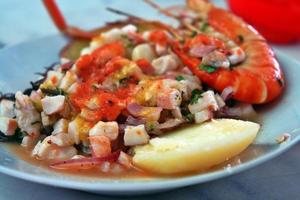 ceviche peruano de primer plano con pescado crudo fresco curado en jugos de cítricos frescos foto