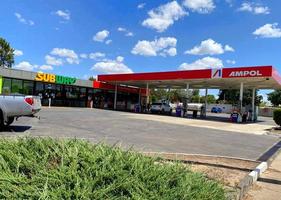 wagga wagga,nueva gales del sur,australia 2022 -la gasolinera ampol es una compañía petrolera australiana. foto