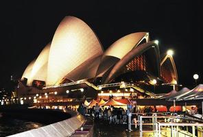 sydney, nueva gales del sur, 2018 - fotografía nocturna del teatro de la ópera en primer plano, nueva gales del sur. foto