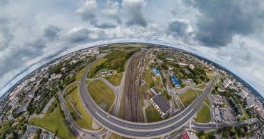 abstrakt cirkulär krökning av yta av jord och vridning av himmel in i grå sfär med moln inuti urban infrastruktur video