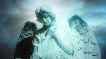 de standbeeld van een engel Aan tijd vervallen blauw wolken - lus video