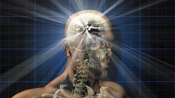 un cráneo humano giratorio y un cerebro cargado eléctricamente con pensamiento - bucle video