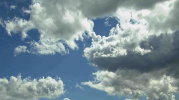 cúmulos de nubes de lluvia en el cielo azul video