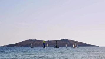 veleros flotando en el horizonte en el vasto océano video