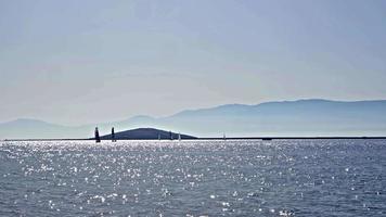 Segelboote, die am Horizont im weiten Ozean treiben video