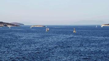 Segelboote, die am Horizont im weiten Ozean treiben video