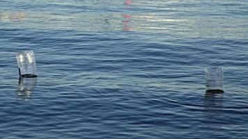 déchets plastiques flottant à la surface de la mer video