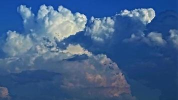 cumulus nuvens de chuva no céu azul video