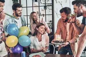 Date prisa para pedir un deseo. grupo de personas felices celebrando cumpleaños entre amigos y sonriendo mientras hacen una fiesta foto