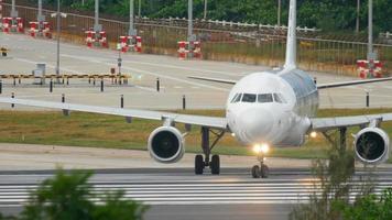 phuket, tailandia 2 de diciembre de 2016 - bangkok air airbus 320 hs ppe turn runway antes de la salida en el aeropuerto de phuket. clima lluvioso video