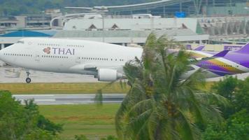 phuket, thailand 2. dezember 2016 - thai airways boeing 747 hs tga landet auf dem flughafen phuket. Blick von der obersten Etage des Hotels Centara Grand West Sands Resort Phuket video