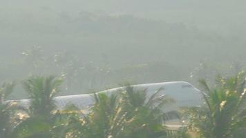 phuket, thailand 4. dezember 2016 - rossiya boeing 747 ei xlf starten am nebligen morgen vom flughafen phuket. Blick von der obersten Etage des Hotels Centara Grand West Sands Resort Phuket video